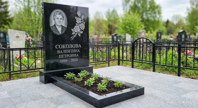 Памятник с гравировкой роз — выполненная работа «Соколова» в Ижевске