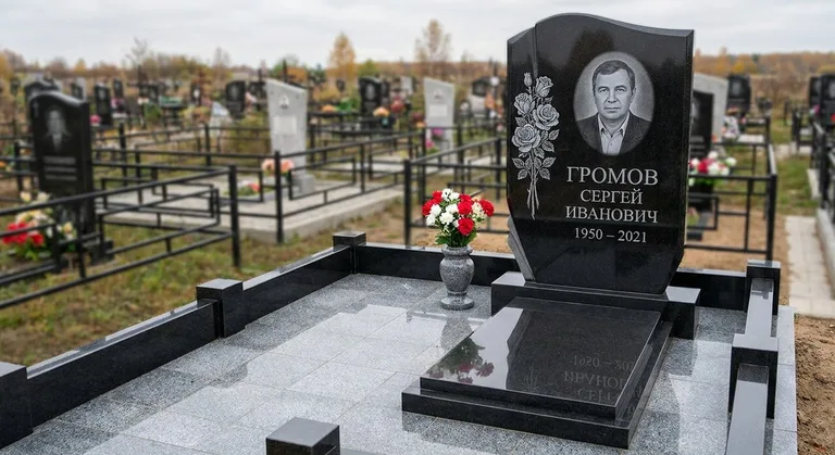 Памятник с гравировкой роз — выполненная работа «Громов» в Ижевске