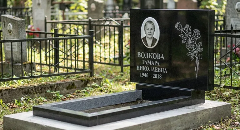 Памятник с гравировкой роз — выполненная работа «Волкова» в Ижевске