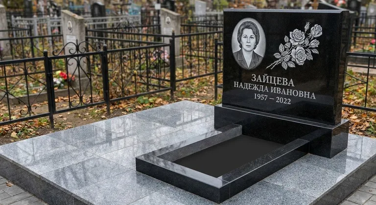 Памятник с гравировкой роз — выполненная работа «Зайцева» в Ижевске