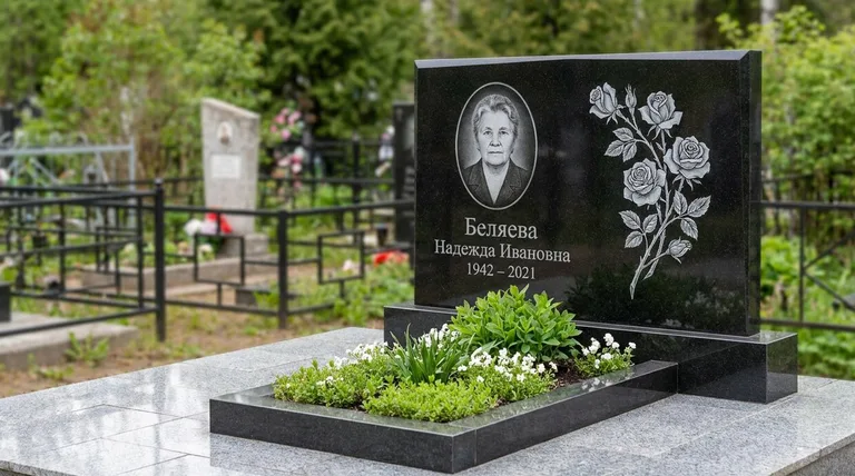 Памятник с гравировкой роз — выполненная работа «Беляева» в Ижевске