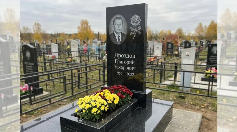 Памятник с гравировкой роз — выполненная работа «Дроздов» в Ижевске