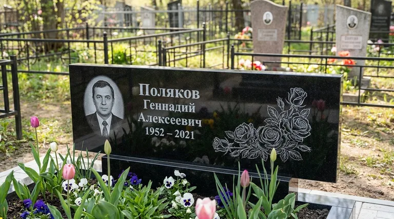 Памятник с гравировкой роз — выполненная работа «Поляков» в Ижевске