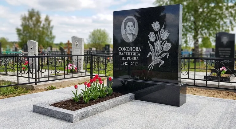 Памятник с гравировкой тюльпанов — выполненная работа «Соколова» в Ижевске