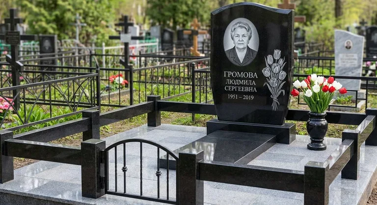 Памятник с гравировкой тюльпанов — выполненная работа «Громова» в Ижевске