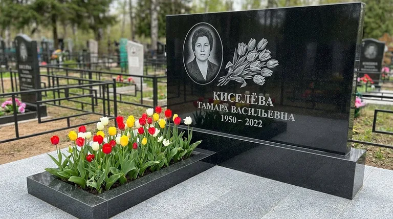 Памятник с гравировкой тюльпанов — выполненная работа «Киселёва» в Ижевске