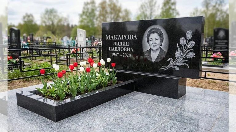 Памятник с гравировкой тюльпанов — выполненная работа «Макарова» в Ижевске
