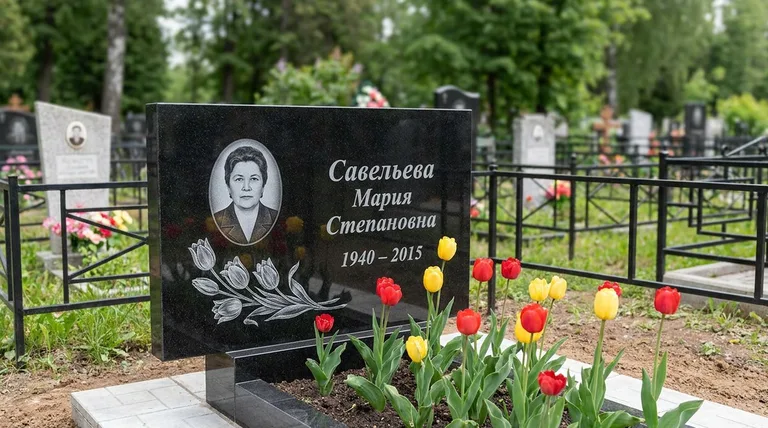 Памятник с гравировкой тюльпанов — выполненная работа «Савельева» в Ижевске