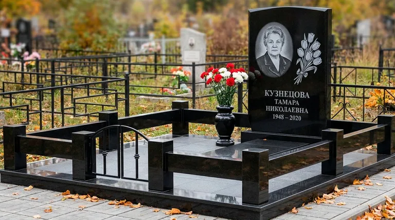 Памятник с гравировкой тюльпанов — выполненная работа «Кузнецова» в Ижевске