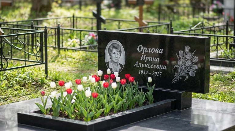 Памятник с гравировкой тюльпанов — выполненная работа «Орлова» в Ижевске