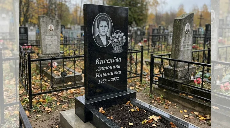 Памятник с гравировкой тюльпанов — выполненная работа «Киселёва» в Ижевске