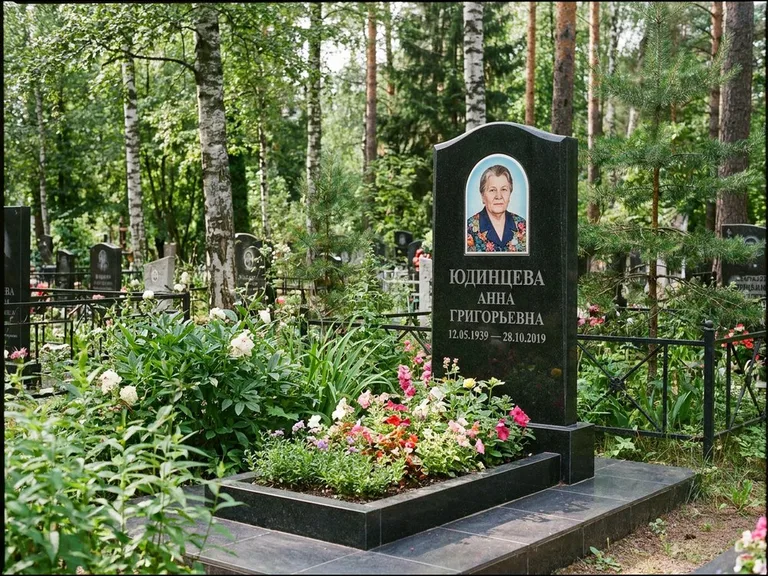Овальный портрет на памятнике весной в Ижевске