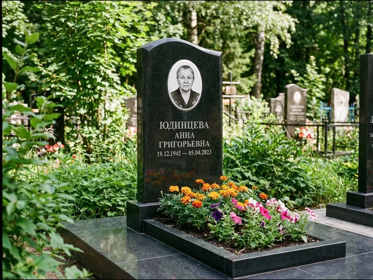 Овальный портрет на сером граните — работа «Юдинцева» в Ижевске