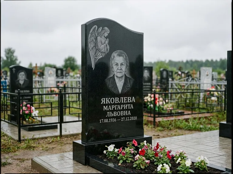 Памятник с гравировкой ангела — гравировка молящегося ангела в верхней части стелы, работа «Яковлева» в Ижевске