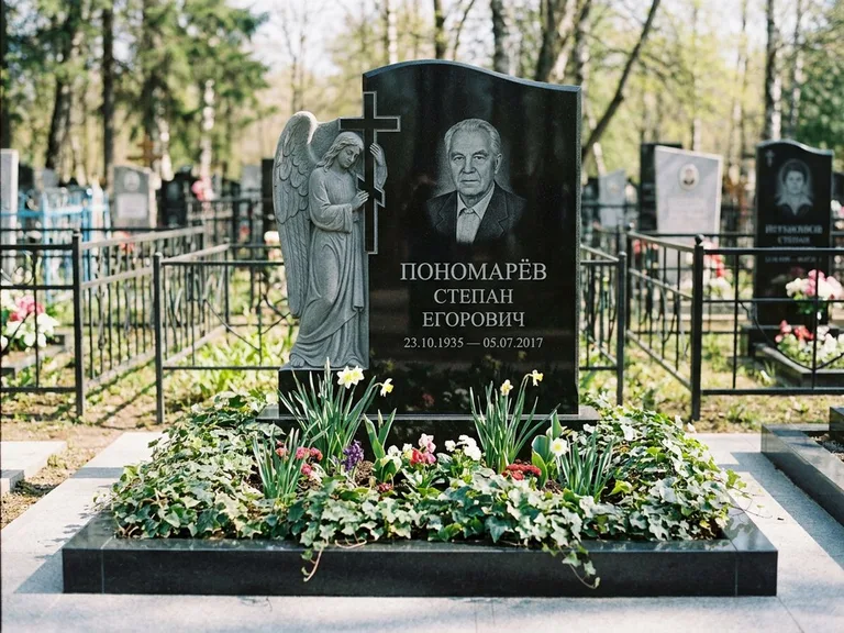 Памятник с гравировкой ангела — гравировка ангела с крестом рядом с эпитафией, работа «Пономарёв» в Ижевске