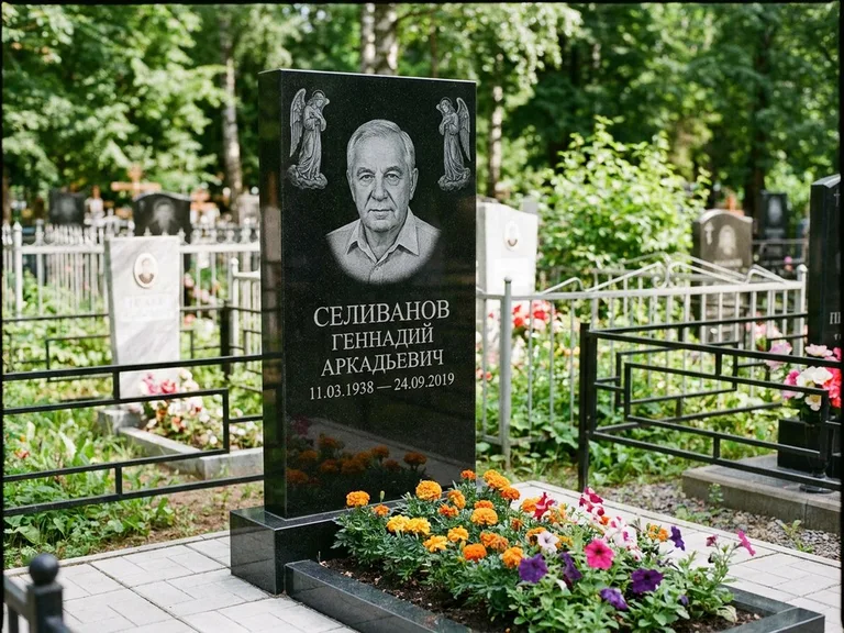 Памятник с гравировкой ангела — гравировка двух ангелов по сторонам портрета, работа «Селиванов» в Ижевске