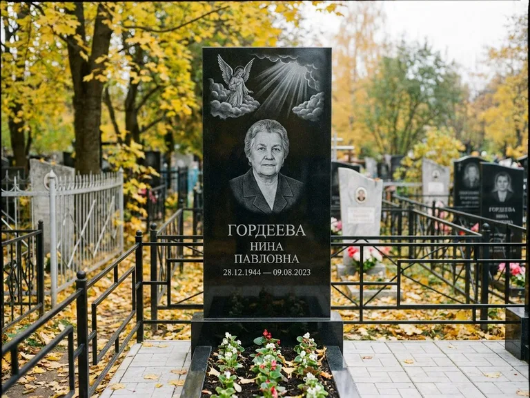 Памятник с гравировкой ангела — гравировка ангела в облаках с лучами над портретом, работа «Гордеева» в Ижевске