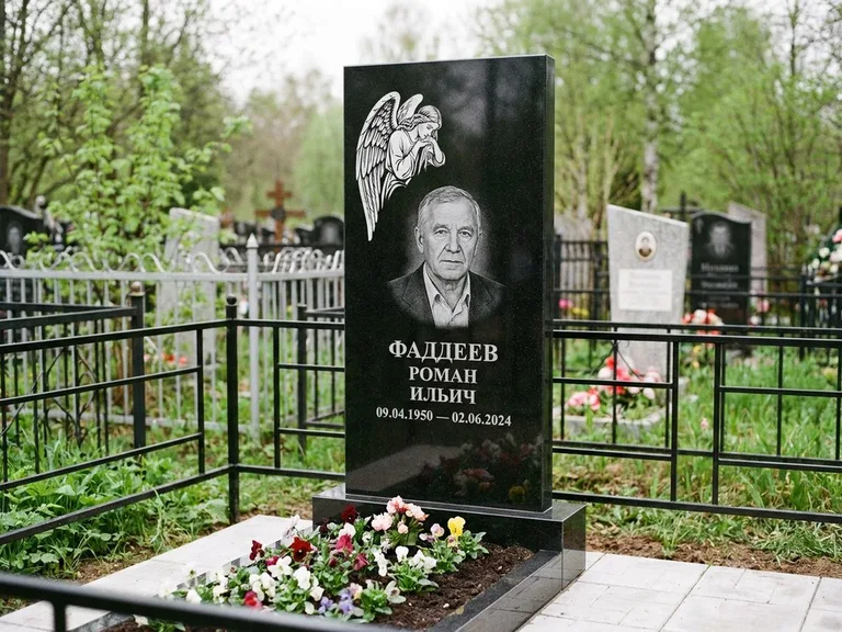 Памятник с гравировкой ангела — белая гравировка скорбящего ангела над портретом, работа «Фаддеев» в Ижевске