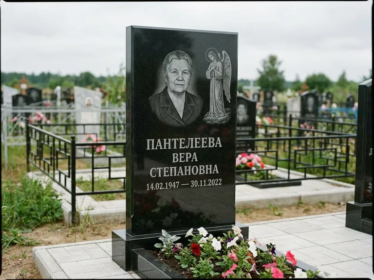 Памятник с гравировкой ангела — гравировка ангела-хранителя сбоку от портрета, работа «Пантелеева» в Ижевске