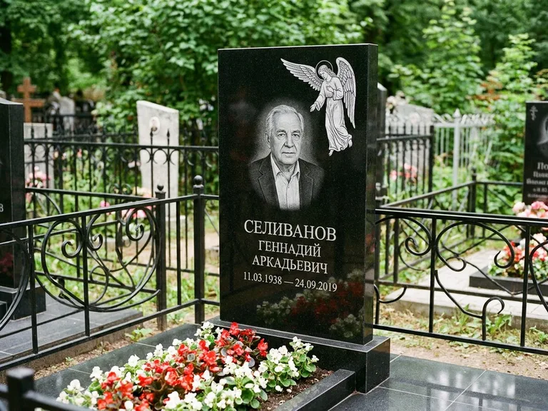 Памятник с гравировкой ангела — белая гравировка скорбящего ангела над портретом, работа «Селиванов» в Ижевске
