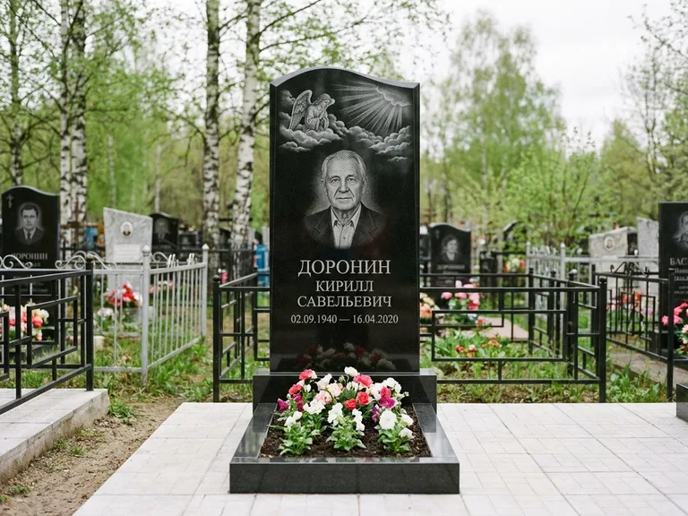 Памятник с гравировкой ангела — гравировка ангела в облаках с лучами над портретом, работа «Доронин» в Ижевске