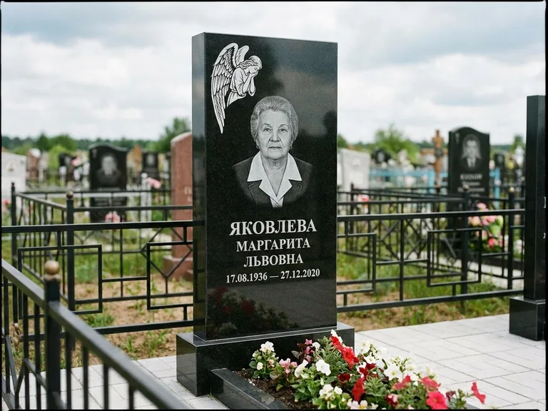 Памятник с гравировкой ангела — белая гравировка скорбящего ангела над портретом, работа «Яковлева» в Ижевске
