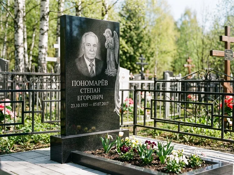 Памятник с гравировкой ангела — гравировка ангела-хранителя сбоку от портрета, работа «Пономарёв» в Ижевске