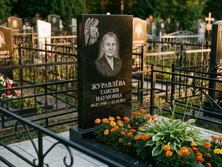 Памятник с гравировкой ангела — гравировка молящегося ангела в верхней части стелы, работа «Журавлёва» в Ижевске