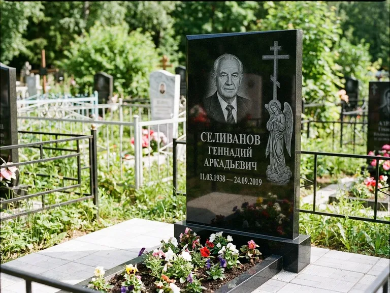 Памятник с гравировкой ангела — гравировка ангела с крестом рядом с эпитафией, работа «Селиванов» в Ижевске