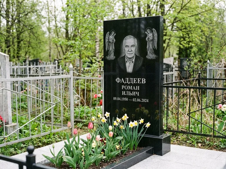 Памятник с гравировкой ангела — гравировка двух ангелов по сторонам портрета, работа «Фаддеев» в Ижевске