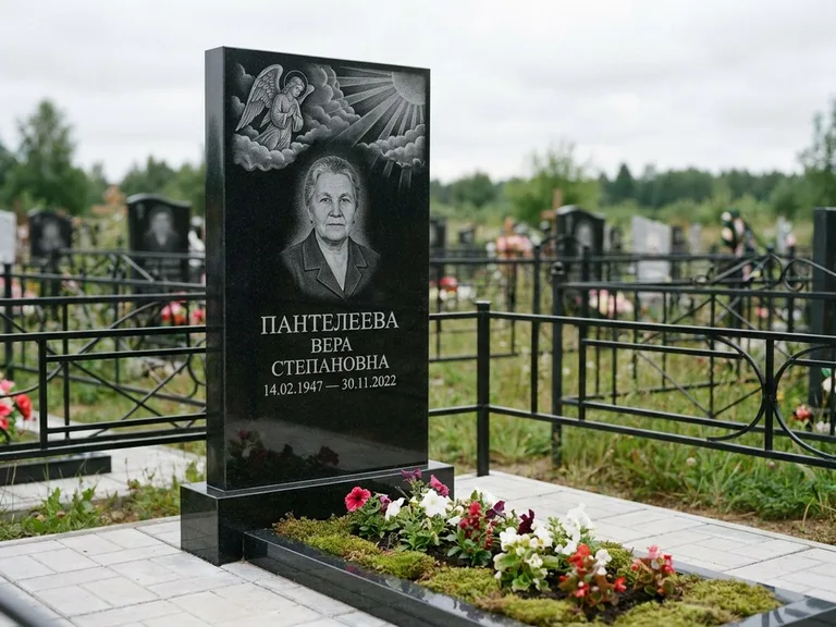 Памятник с гравировкой ангела — гравировка ангела в облаках с лучами над портретом, работа «Пантелеева» в Ижевске