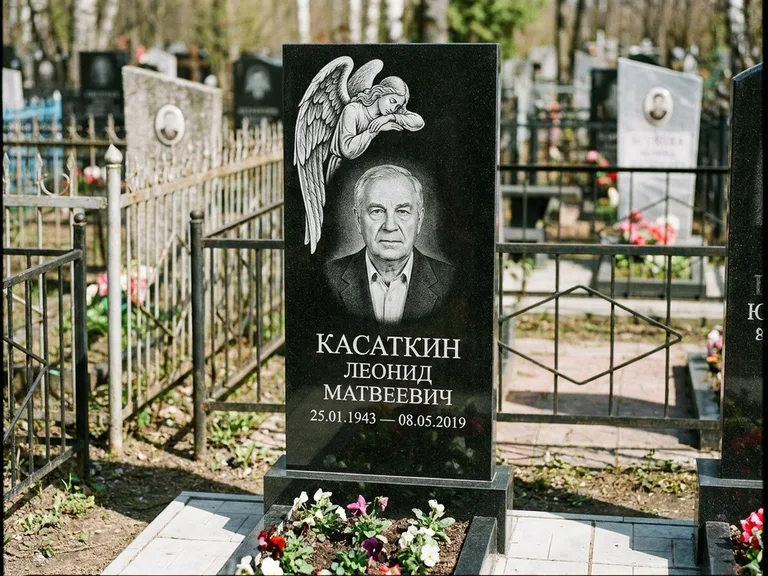 Памятник с гравировкой ангела — белая гравировка скорбящего ангела над портретом, работа «Касаткин» в Ижевске