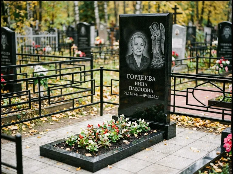Памятник с гравировкой ангела — гравировка ангела-хранителя сбоку от портрета, работа «Гордеева» в Ижевске