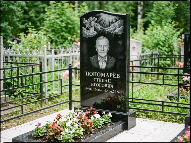 Памятник с гравировкой ангела — гравировка ангела-хранителя сбоку от портрета, работа «Лобанова» в Ижевске