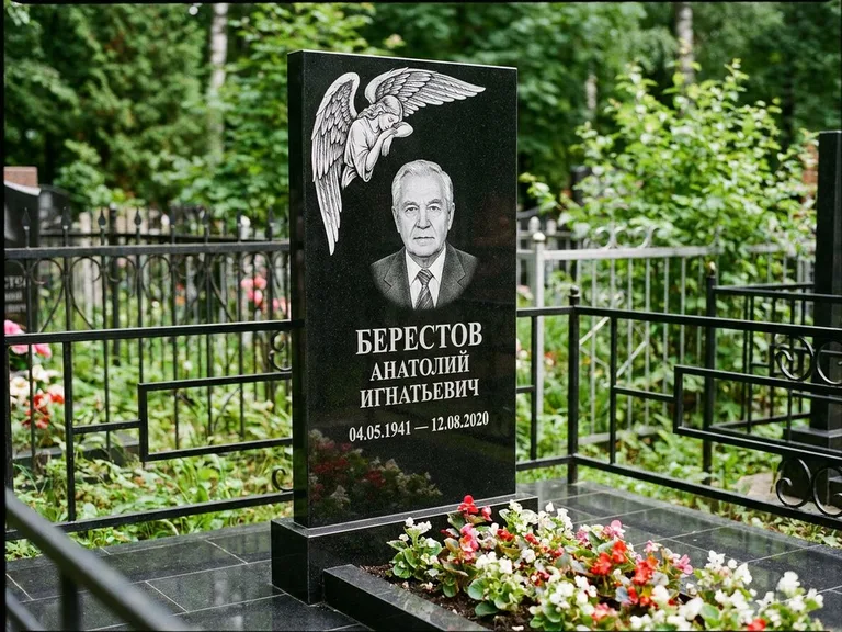 Памятник с гравировкой ангела — гравировка молящегося ангела в верхней части стелы, работа «Свиридов» в Ижевске