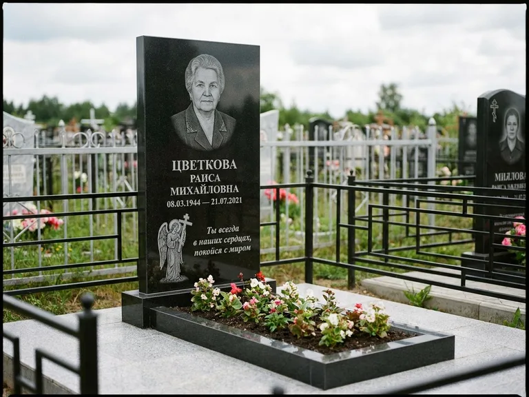 Памятник с гравировкой ангела — гравировка двух ангелов по сторонам портрета, работа «Яковлева» в Ижевске