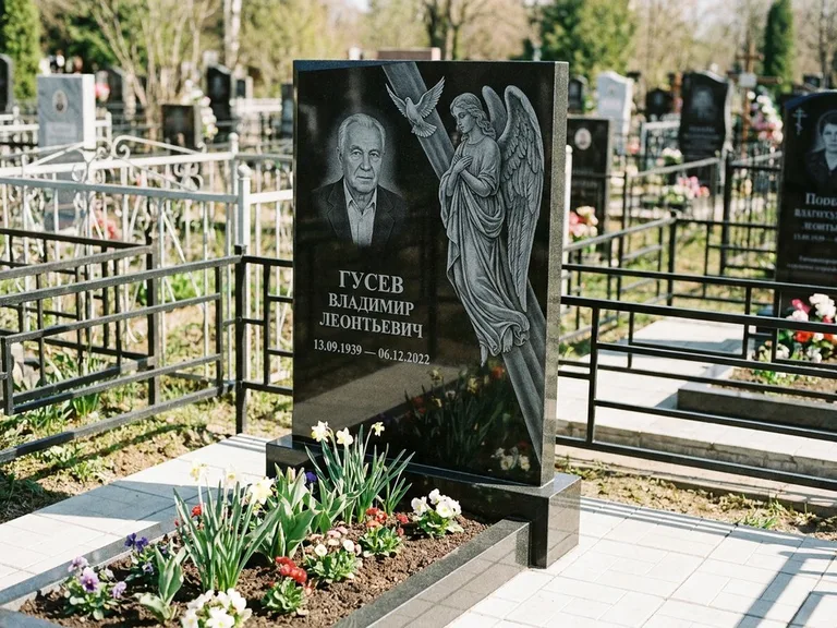 Памятник с гравировкой ангела — гравировка ангела в облаках с лучами над портретом, работа «Пономарёв» в Ижевске