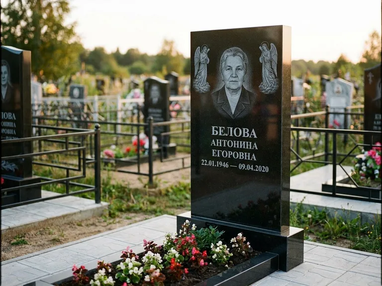Памятник с гравировкой ангела — белая гравировка скорбящего ангела над портретом, работа «Журавлёва» в Ижевске