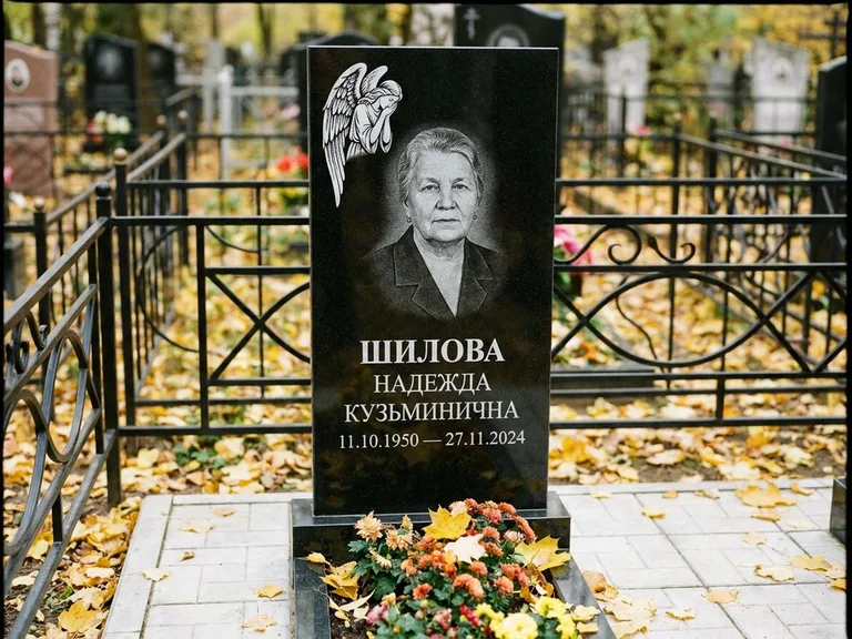 Памятник с гравировкой ангела — гравировка молящегося ангела в верхней части стелы, работа «Гордеева» в Ижевске