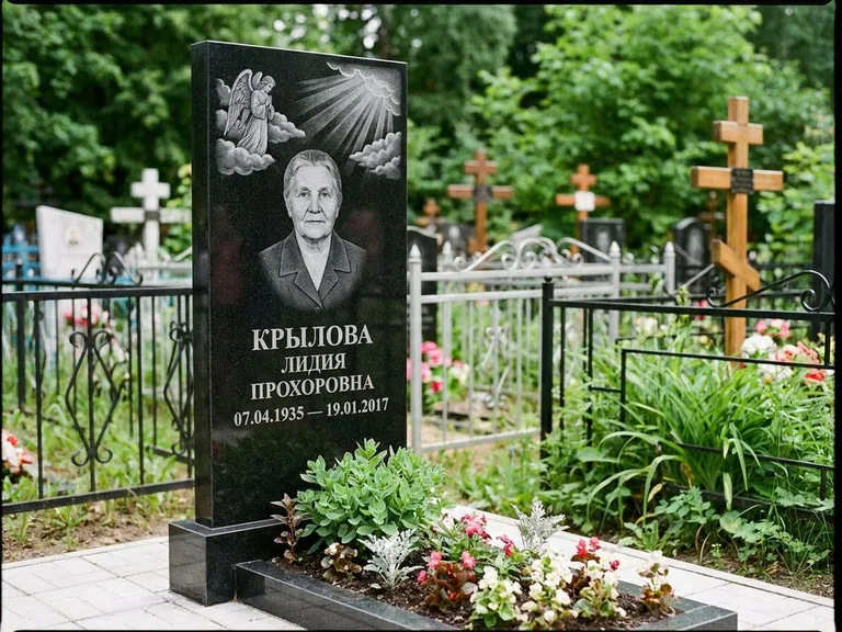 Памятник с гравировкой ангела — гравировка ангела в облаках с лучами над портретом, работа «Лобанова» в Ижевске