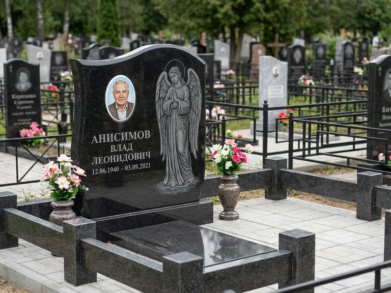 Памятник с гравировкой ангела — белая гравировка скорбящего ангела над портретом, работа «Свиридов» в Ижевске