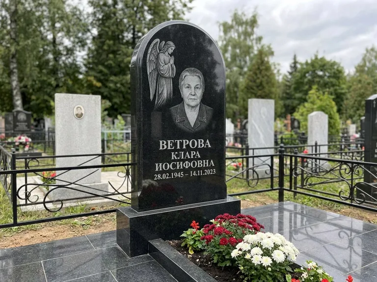 Памятник с гравировкой ангела — гравировка ангела-хранителя сбоку от портрета, работа «Игнатова» в Ижевске