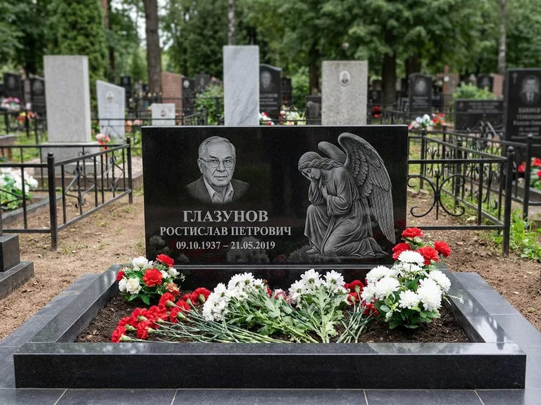 Памятник с гравировкой ангела — гравировка молящегося ангела в верхней части стелы, работа «Доронин» в Ижевске