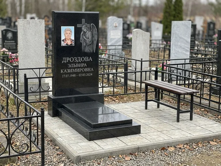 Памятник с гравировкой ангела — гравировка ангела с крестом рядом с эпитафией, работа «Яковлева» в Ижевске