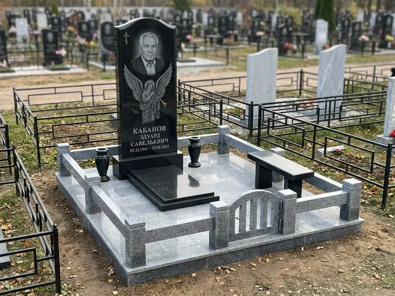 Памятник с гравировкой ангела — гравировка ангела с голубем по диагонали стелы, работа «Пономарёв» в Ижевске