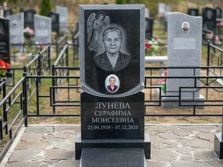 Памятник с гравировкой ангела — гравировка двух ангелов по сторонам портрета, работа «Журавлёва» в Ижевске