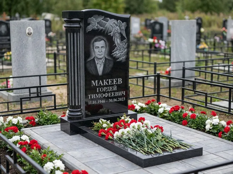 Памятник с гравировкой ангела — гравировка ангела в облаках с лучами над портретом, работа «Селиванов» в Ижевске