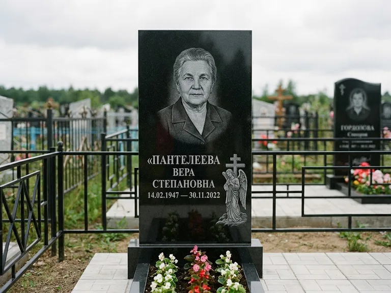 Памятник с гравировкой ангела — гравировка ангела с крестом рядом с эпитафией, работа «Пантелеева» в Ижевске