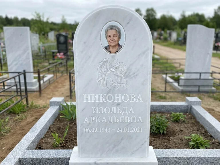 Памятник с гравировкой ангела — белая гравировка скорбящего ангела над портретом, работа «Гордеева» в Ижевске