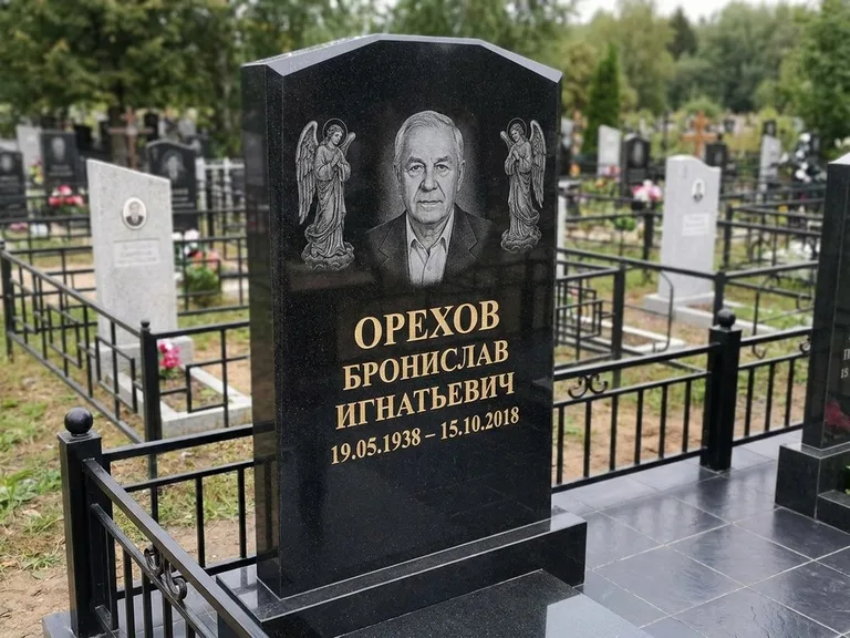 Памятник с гравировкой ангела — гравировка ангела-хранителя сбоку от портрета, работа «Фаддеев» в Ижевске